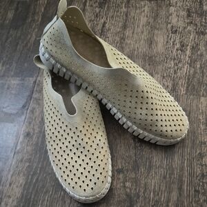 ISLE JACOBSEN HORNBACK Women's Beige Slip-On Shoes Sz 39 / 8.5